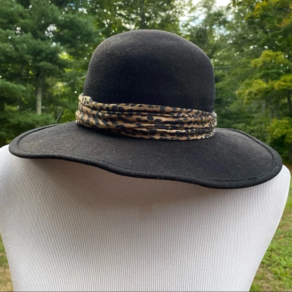 IMPORTINA SAKS FIFTH AVENUE HAT BLACK WIDE BRIM LEOPARD ANIMAL ACCENT BAND